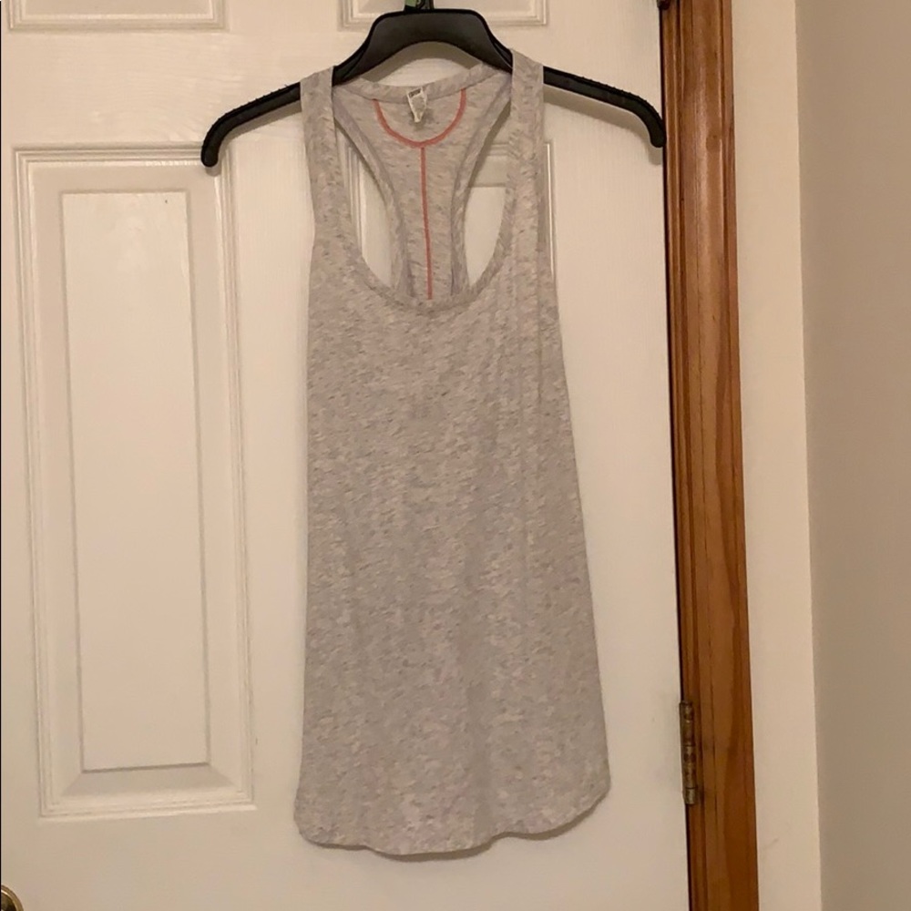 3 pack of Under armor tank tops - Picture 4 of 4